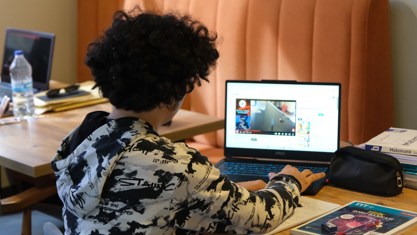 Laptop başında TYT kaynaklarıyla çalışan öğrenci