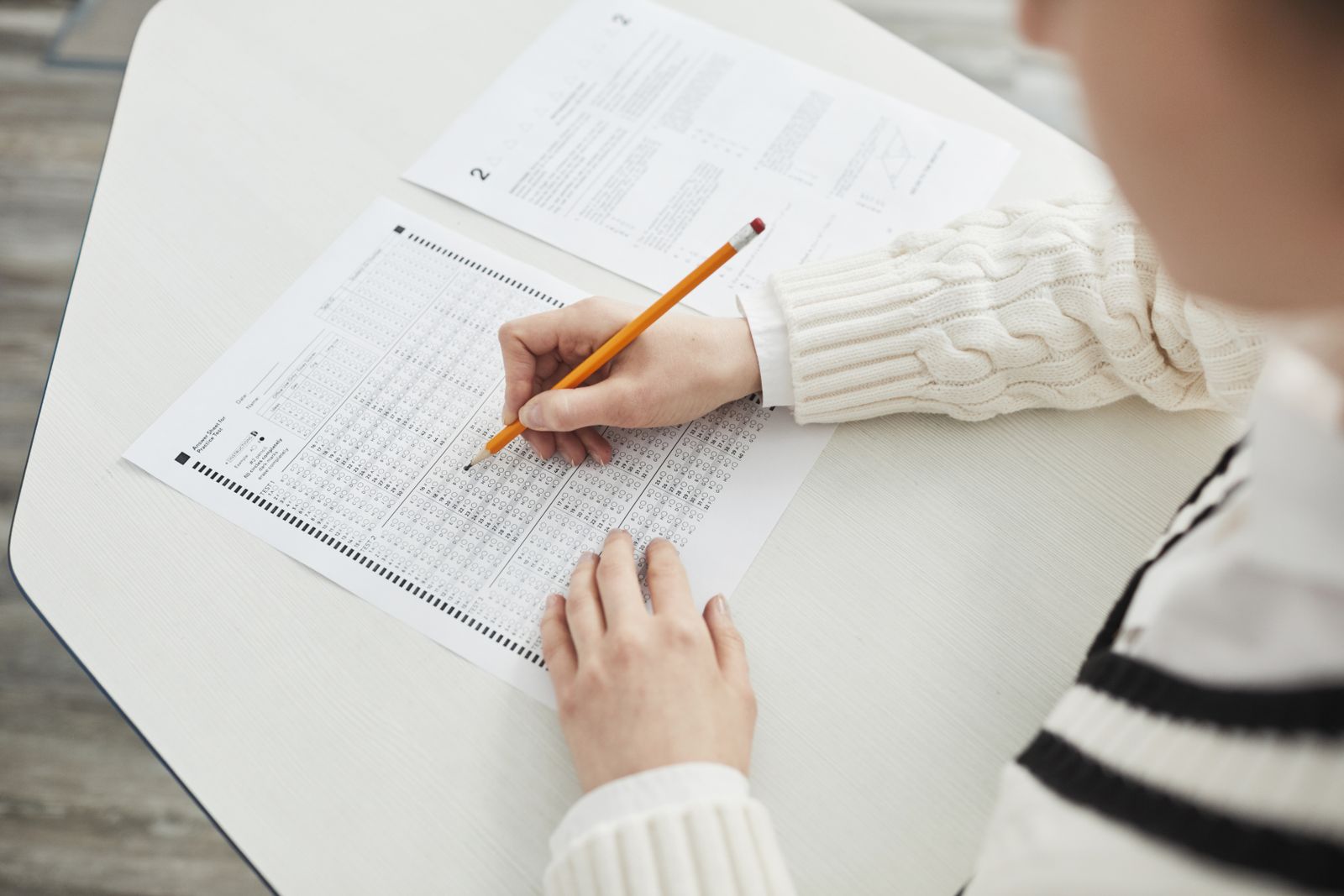 Optik cevap formu dolduran öğrenci eli